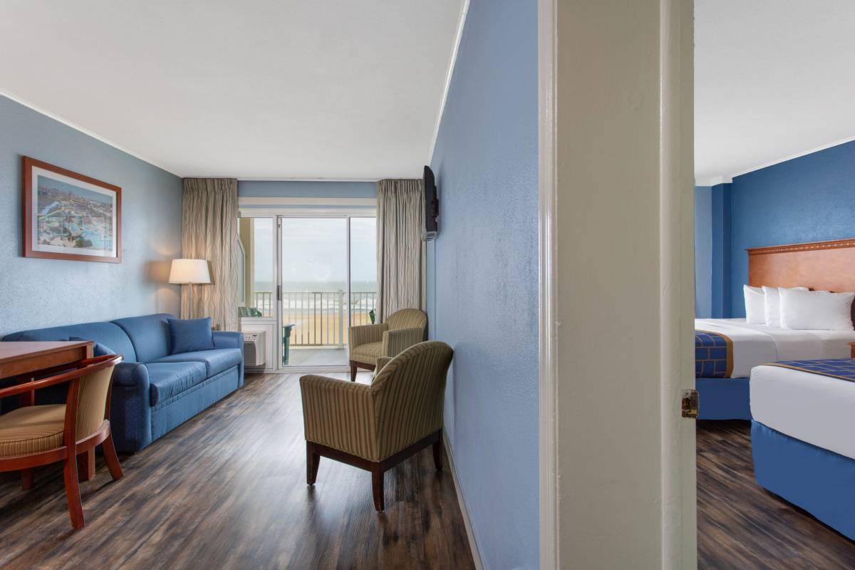 Days Inn Oceanfront OceanCity Com   Days Inn Suite Min Scaled 1 